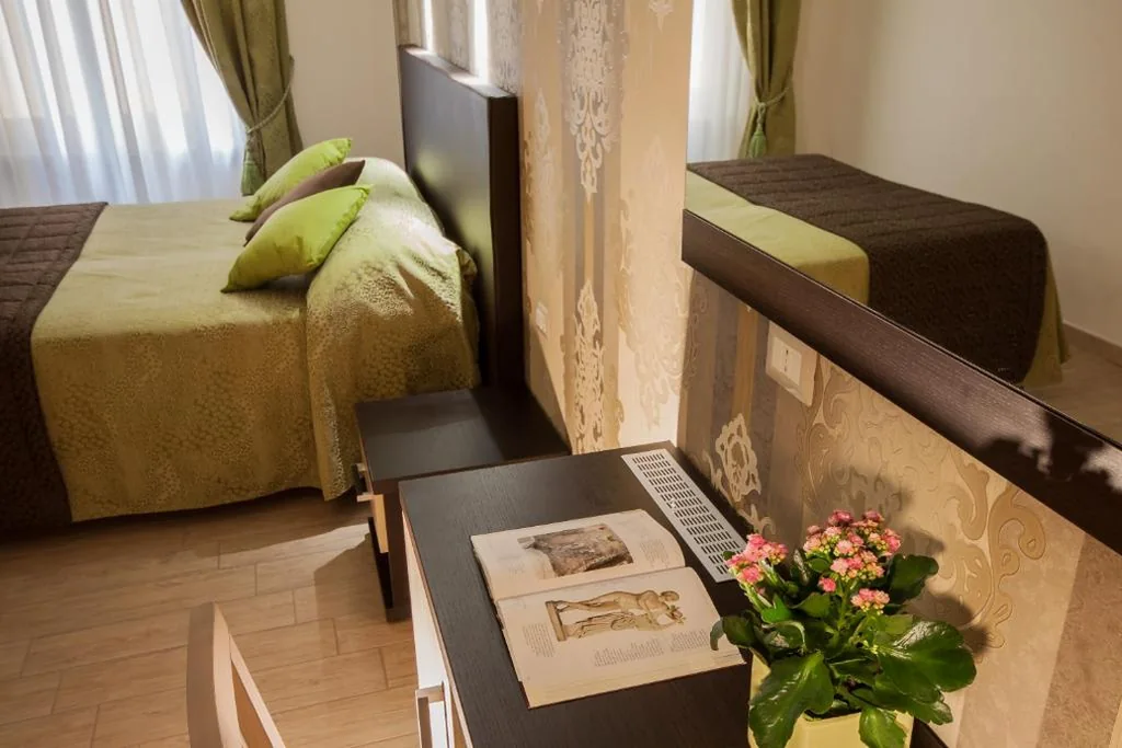 2 Connecting Rooms — Rome Kings Suite