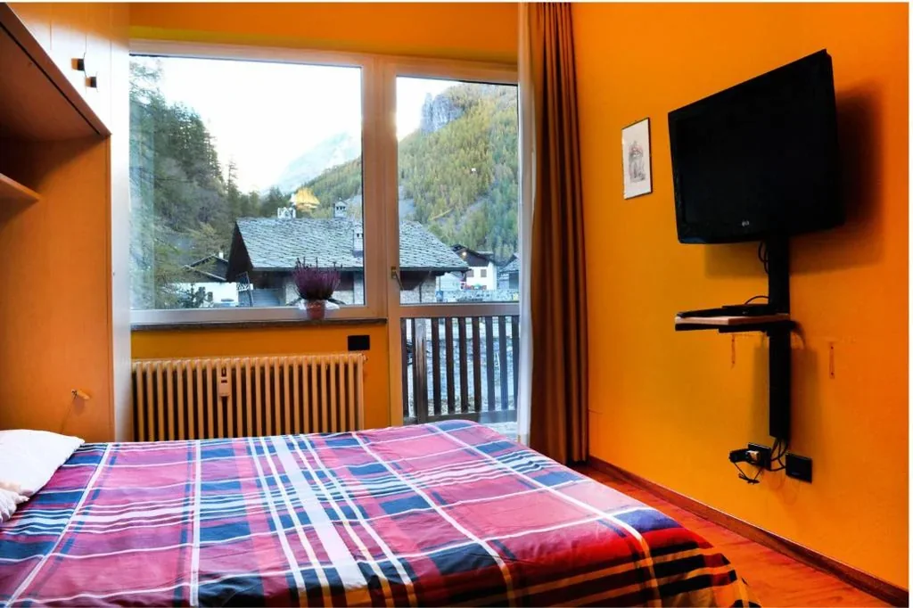 5 Minutes from Monterosa Ski, Small Cottage