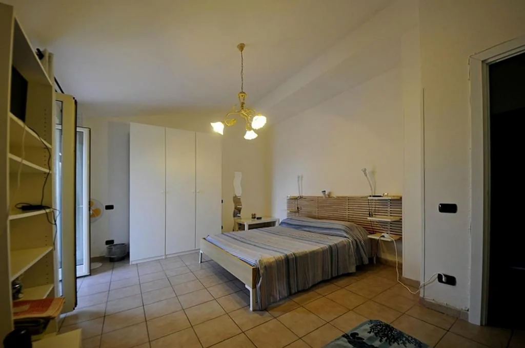 A La vue chambre BAGNO CONDIVISO SHARED BOTH2piano no lift NO ANIMALI a pagamento aria condizionata ed extra bed 3 MINUTI A PIEDI DA BUS PER FIERA DI ROMA
