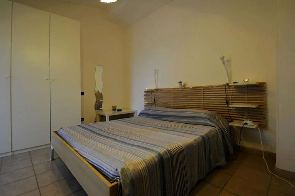 A La vue chambre BAGNO CONDIVISO SHARED BOTH2piano no lift NO ANIMALI a pagamento aria condizionata ed extra bed 3 MINUTI A PIEDI DA BUS PER FIERA DI ROMA — foto 5
