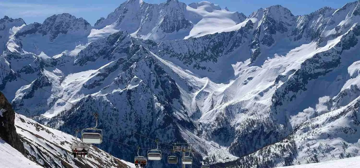 Il ghiacciaio Presena sopra il Passo del Tonale con gli sciatori