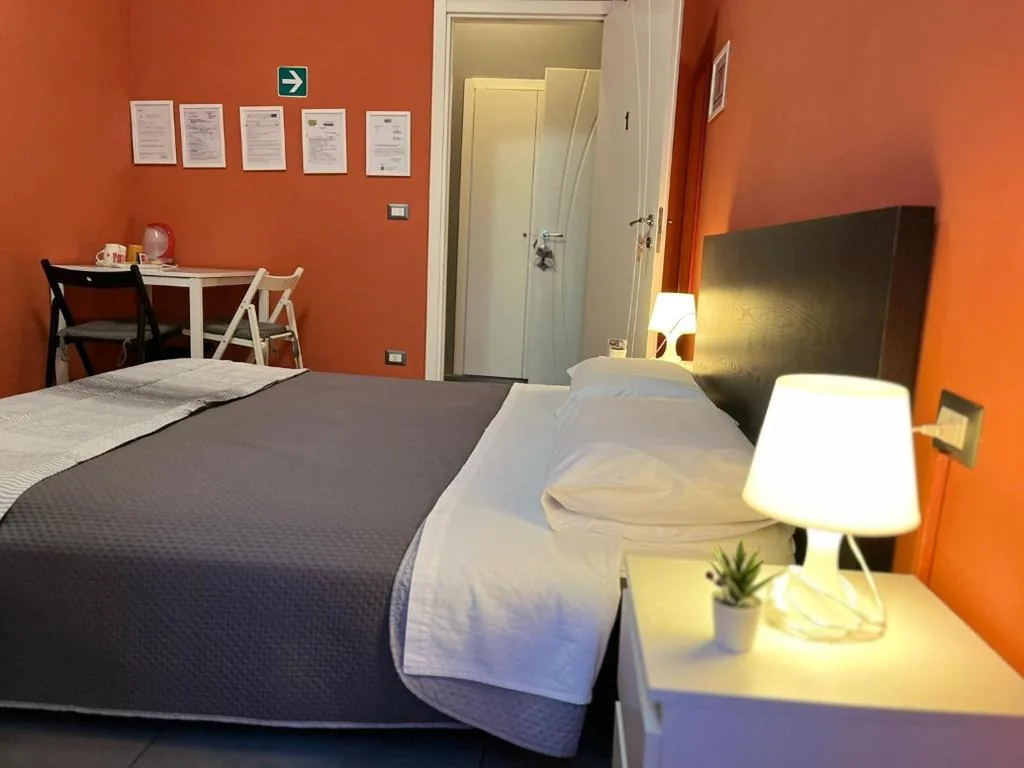 Adriatic Room 50 m dalla stazione Ferroviaria di Ciampino e dalla navetta aeroportuale
