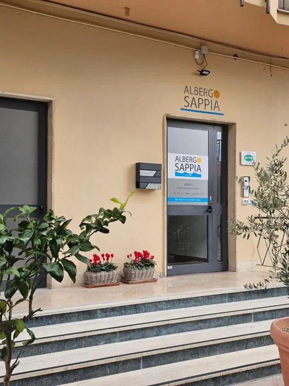 Albergo Sappia ad Arma di Taggia, con terrazze vista mare e giardino