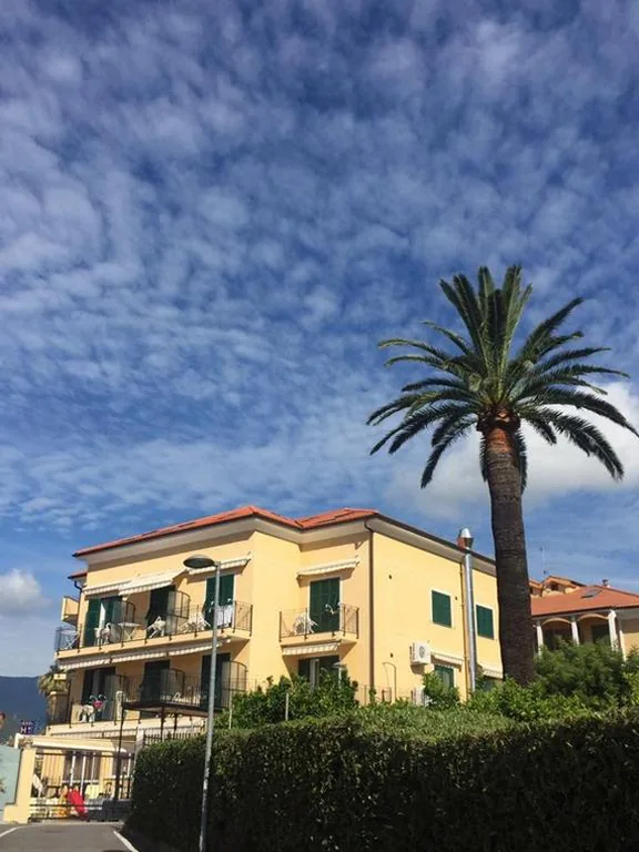 Albergo Villa Ada a Borgio Verezzi, con giardino e terrazza solarium