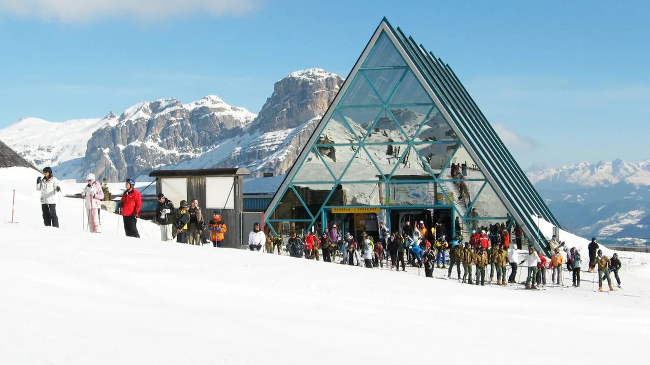 Sciatori sulla Sellaronda in Alta Badia tra le Dolomiti