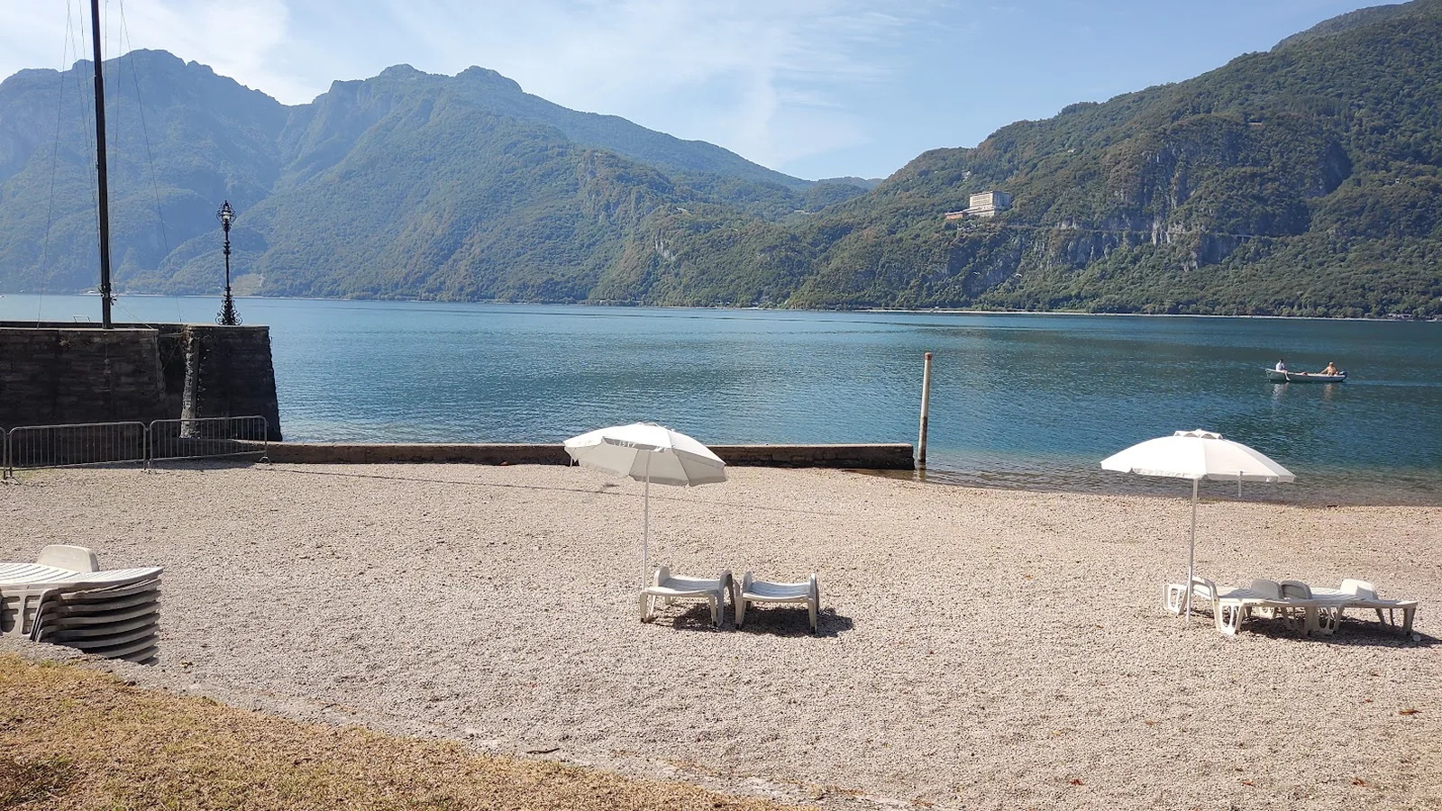 La sponda dell'Alto Lario con spiaggia, lago e montagne a Dervio