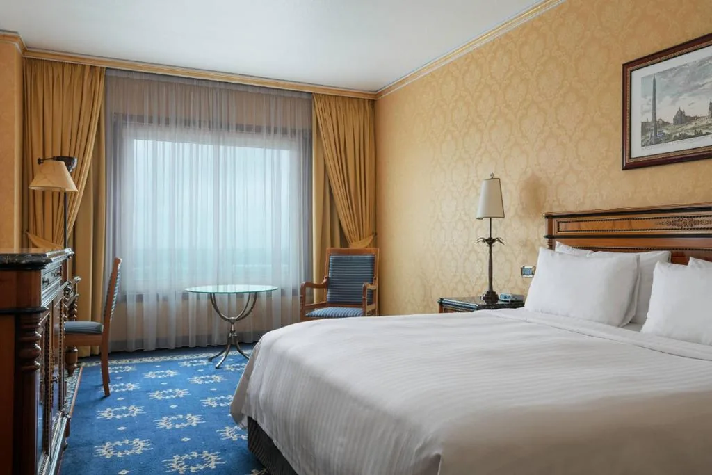 Spacious Bedroom — Rome Marriott Park Hotel