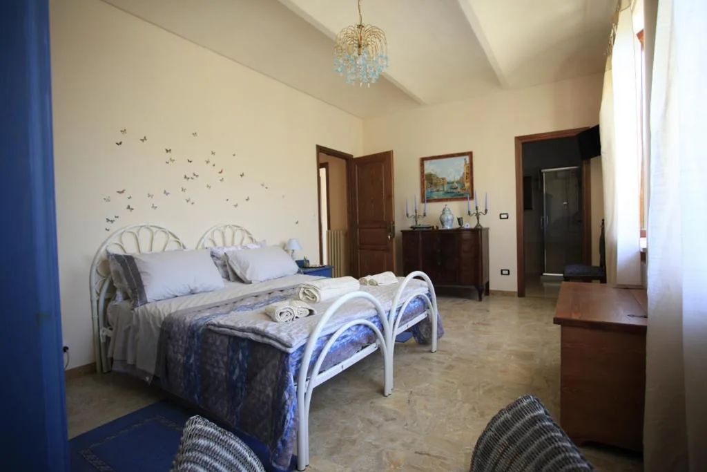 Ampia Camera Matrimoniale — Al Canei B&B