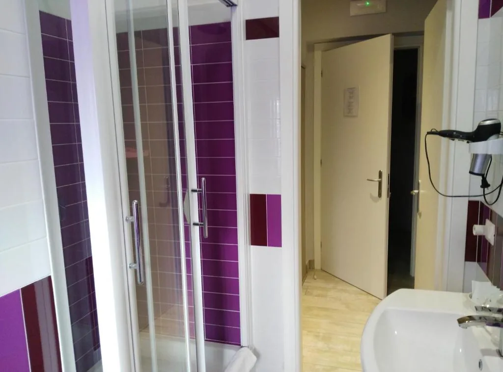 Spacious Double Room with Private Bathroom — ORCHIDEA HOUSE FIUMICINO one