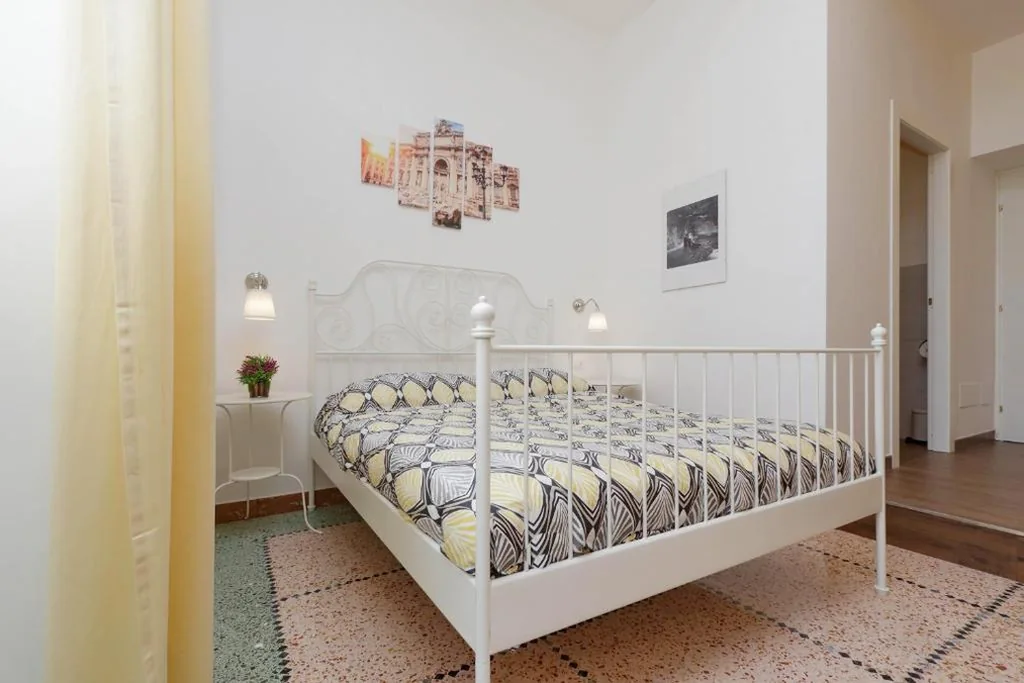 Ampia Camera Matrimoniale con Vista Giardino — Domus Ponte Milvio