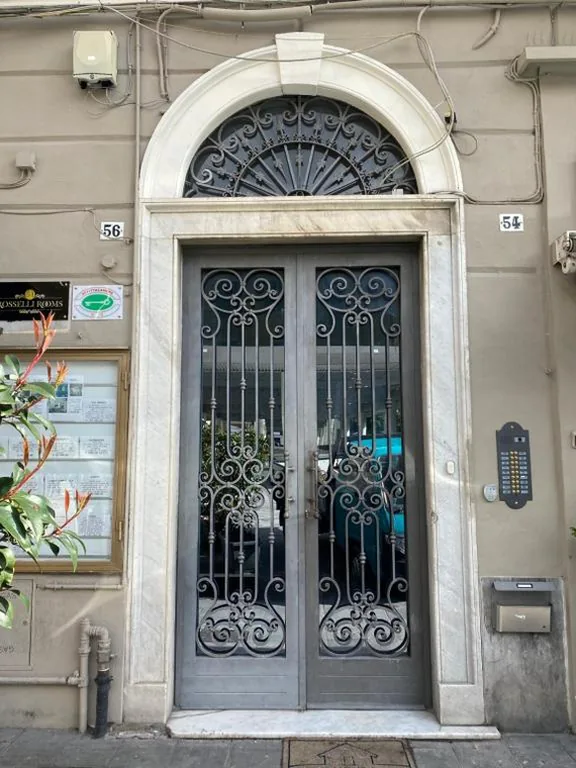 Ampia Camera Matrimoniale/Doppia con Letti Singoli — 54 ROSSELLI ROOMS