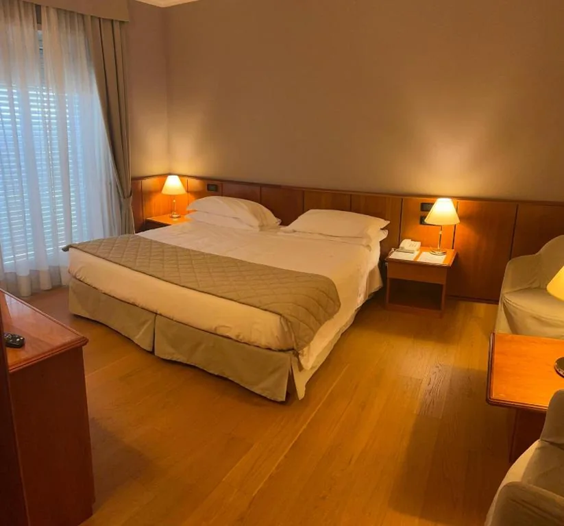 Large Double/Twin Room — Air Palace Hotel