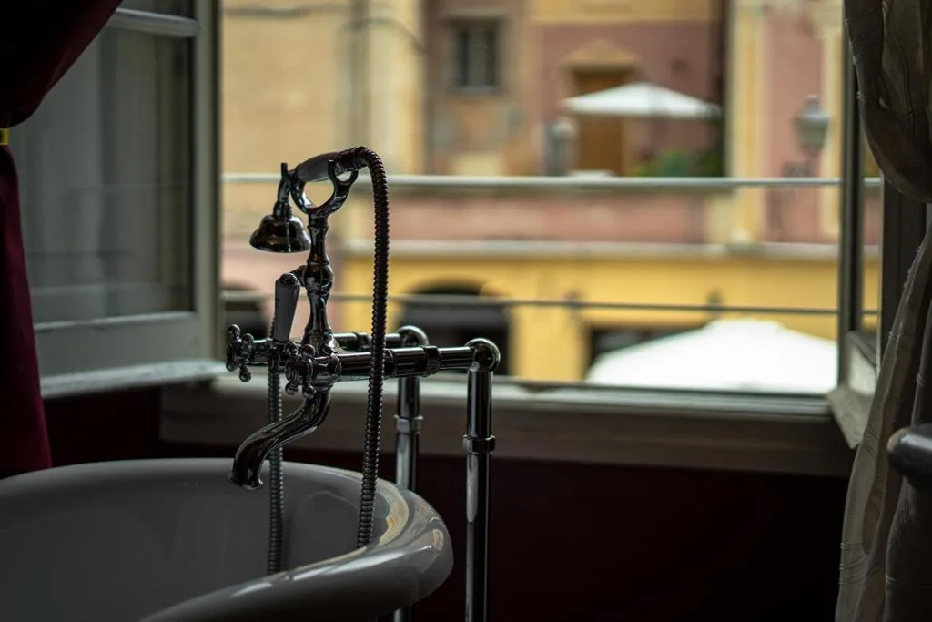 Large Double/Twin Room with Private Bathroom — Antico Pozzo Bed and Breakfast