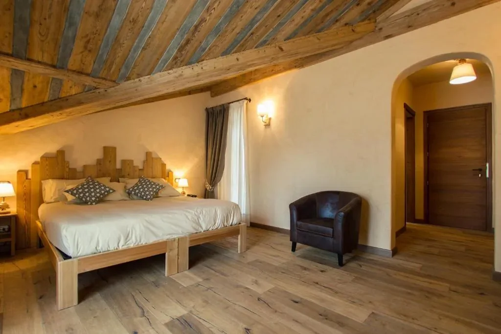 Large Double/Twin Room — Hotel Les Montagnards