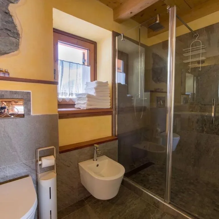 Large Double/Twin Room — La Luge