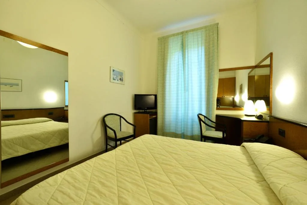 Large Double Room — Hotel Lamberti