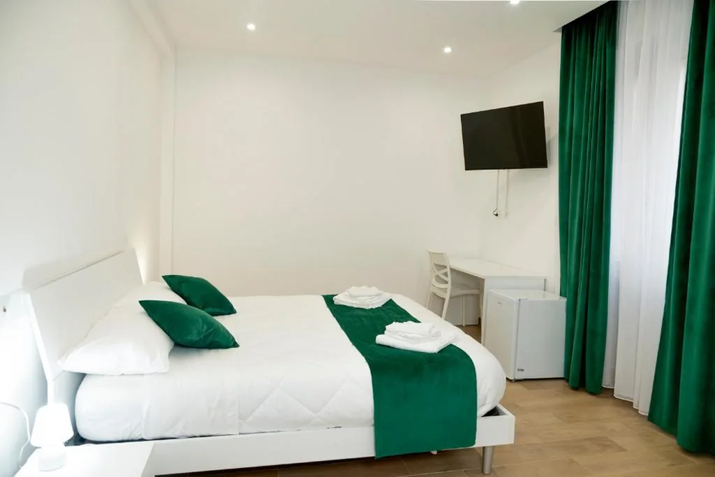 Ampia Camera Matrimoniale — Lovely Rooms by Rentbeat