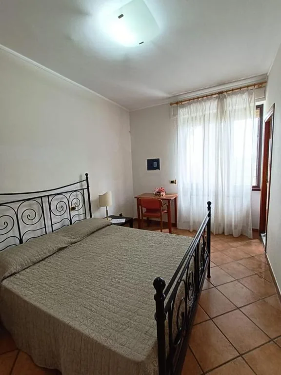 Ampia Camera Matrimoniale — OSTELLO del Lago