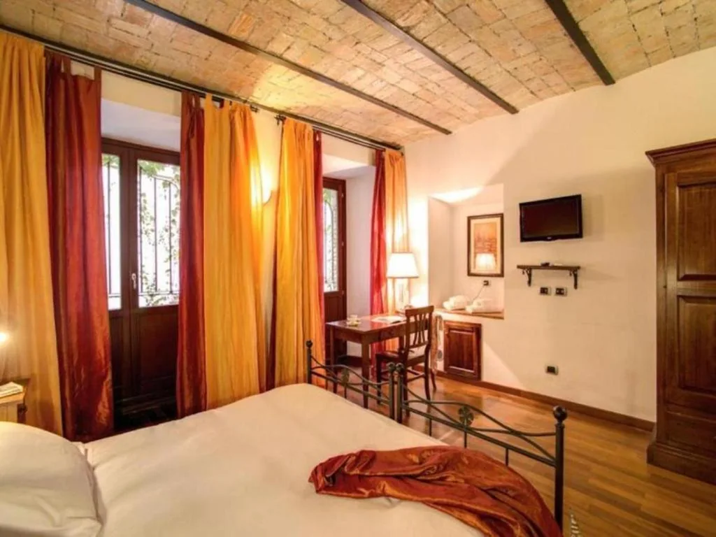 Large Double Room — Residenza Domizia