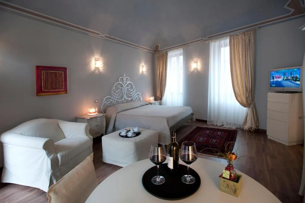 Large Double Room — Vinoteca La Sacrestia