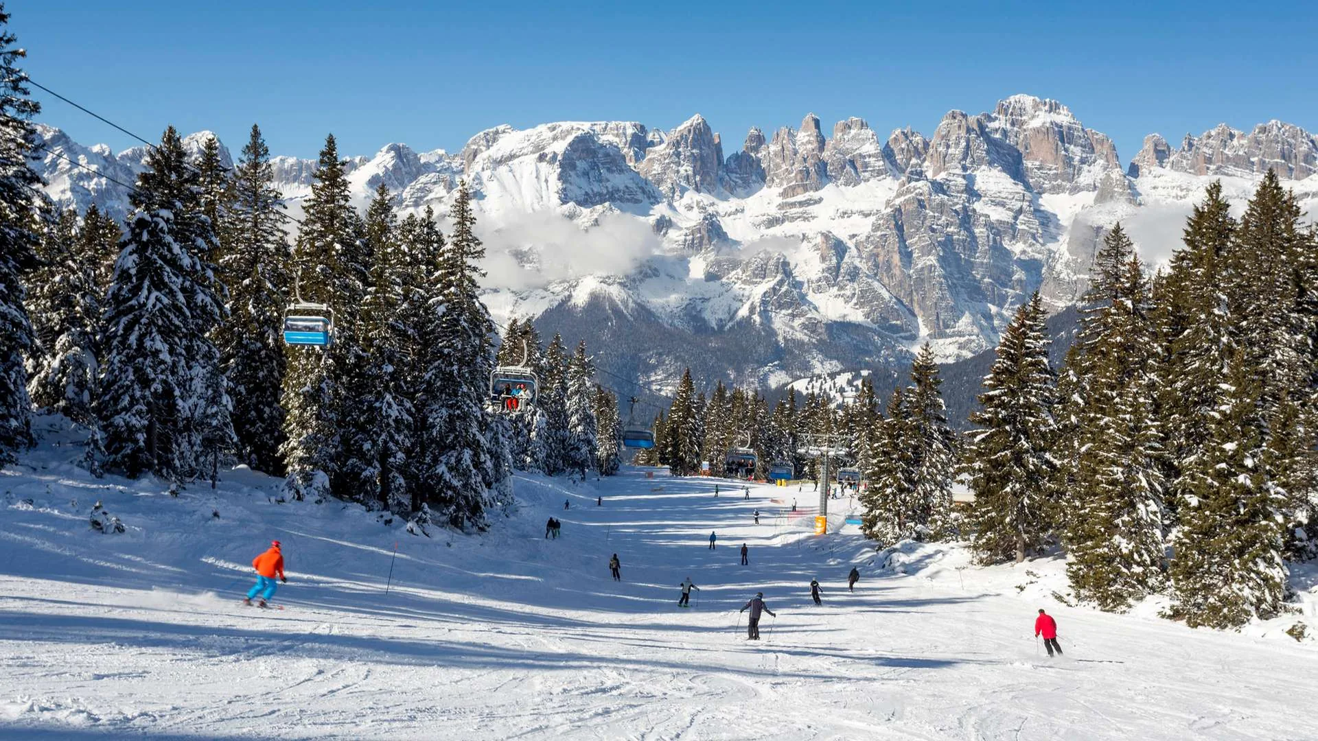 Le piste della Paganella sopra Andalo con le Dolomiti di Brenta
