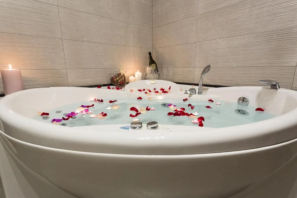 Penthouse Apartment with Whirlpool Tub — HH Hermoso Housing ALESSANDRIA