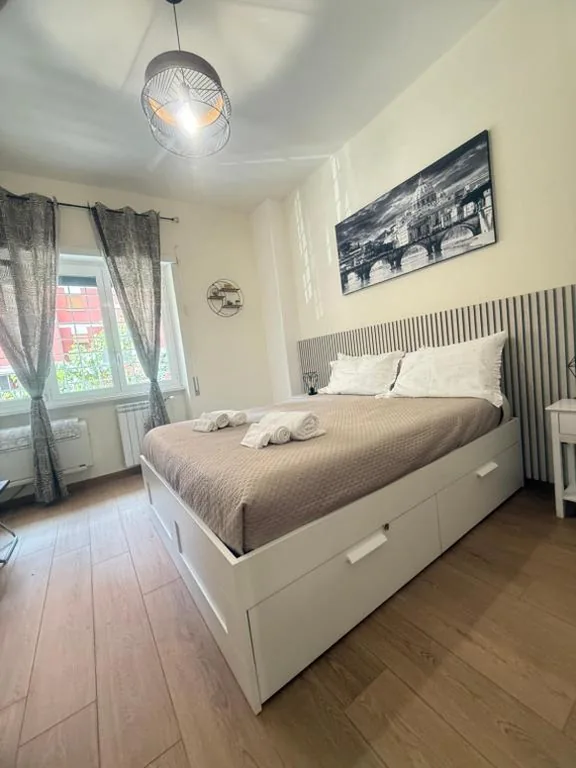 1-Bedroom Apartment — Casa Blaserna nel Cuore dello Shopping a Marconi e Trastevere