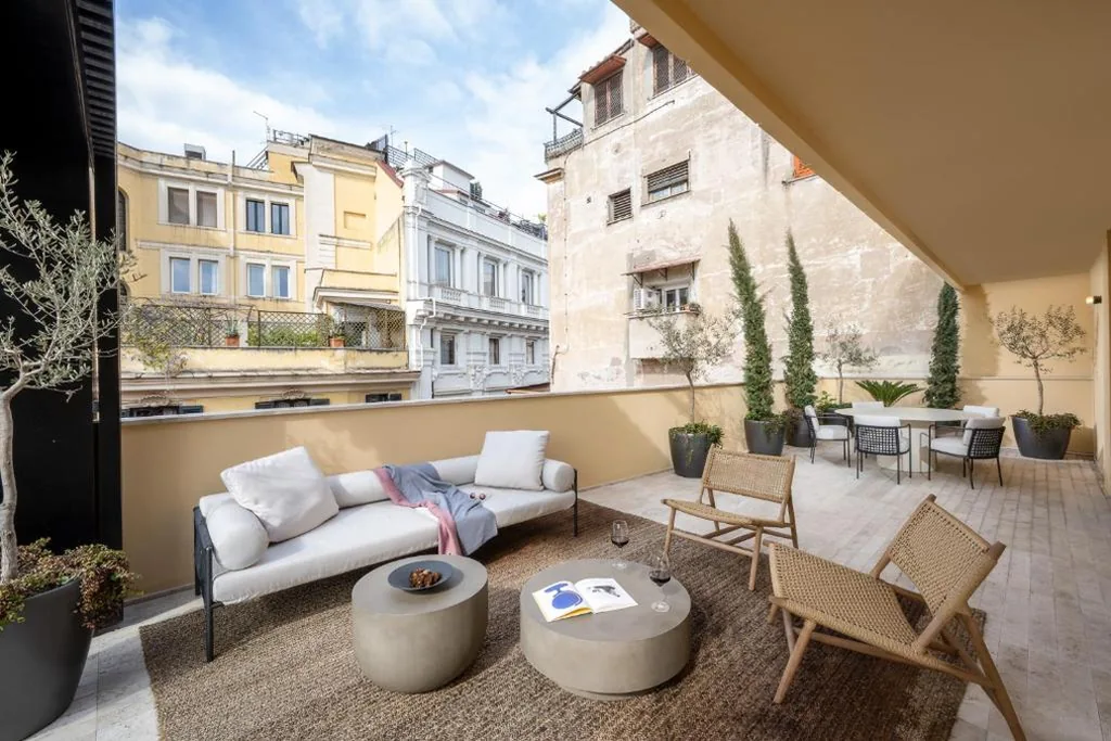One-Bedroom Apartment with Large Terrace — master Trevi
