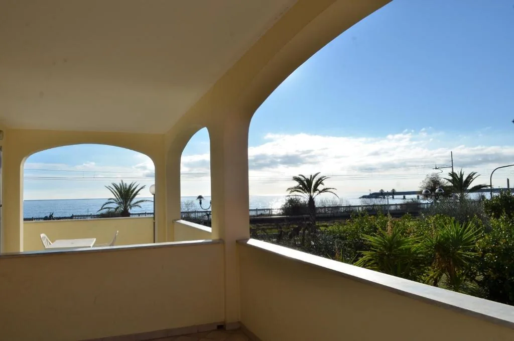 Appartamento con 1 Camera da Letto e Vista Mare — Residence Villa Carmen fronte mare a 50 mt