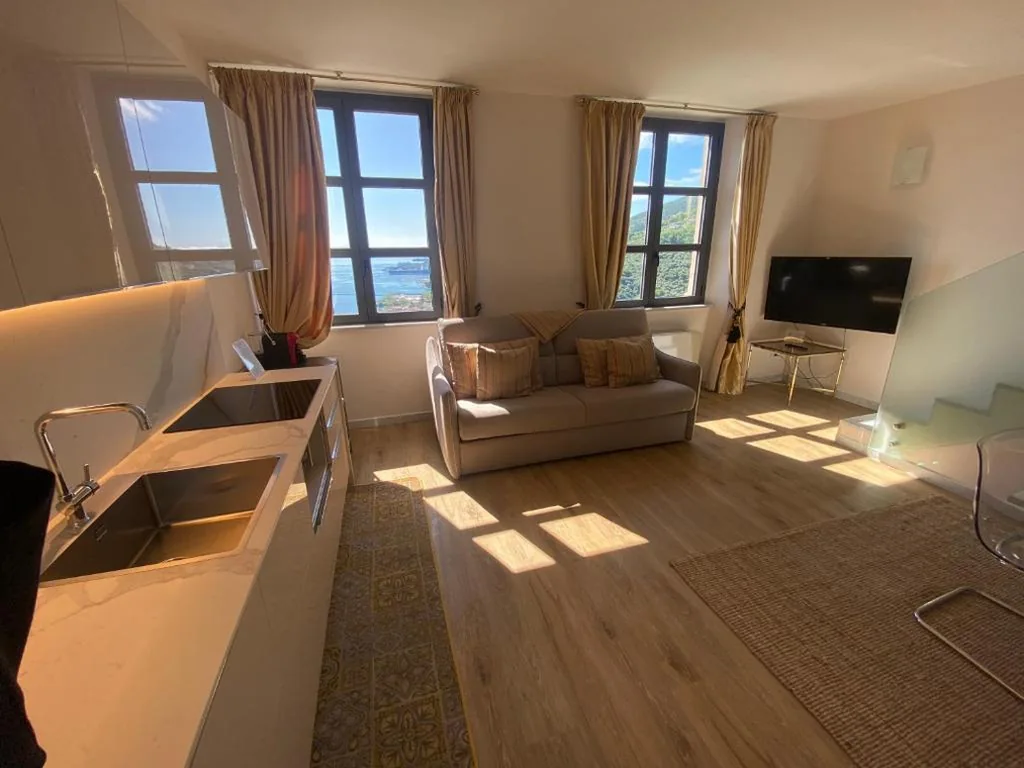 Appartamento con 1 Camera da Letto e Vista Mare - Su 2 Livelli — Miramare Apartments&Suites