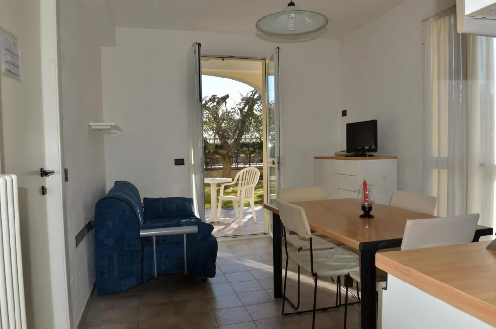 Appartamento con 2 Camere da Letto (5 Adulti) — Residence Villa Carmen fronte mare a 50 mt