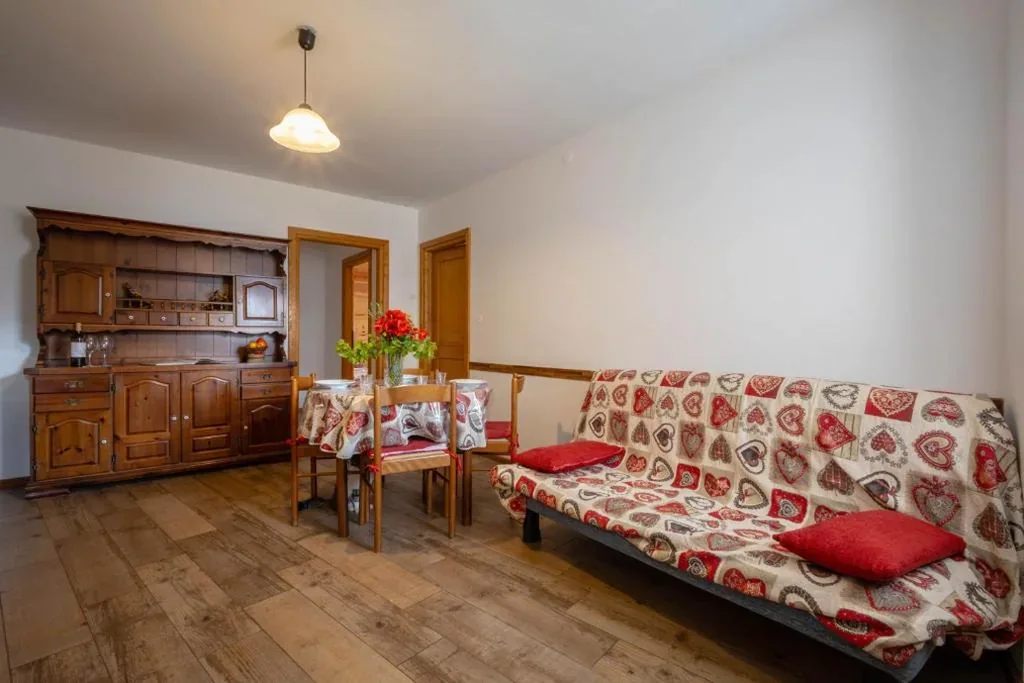 2-Bedroom Apartment with Balcony and Mountain View — Le Vieux Noyer – Appartamenti al Verde villaggio di Rumiod