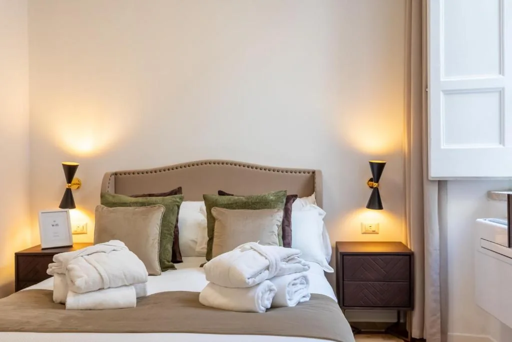 Three-Bedroom Apartment with Balcony — Amelie Suite Trevi