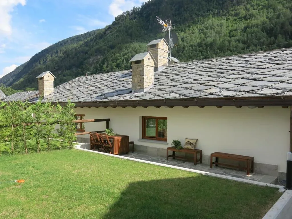 Deluxe Apartment with 2 Bedrooms and Garden — Villaggio delle Alpi
