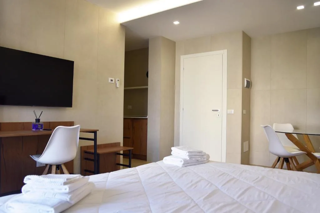 Appartamento Monolocale con Balcone — La Maison Latina Guest House