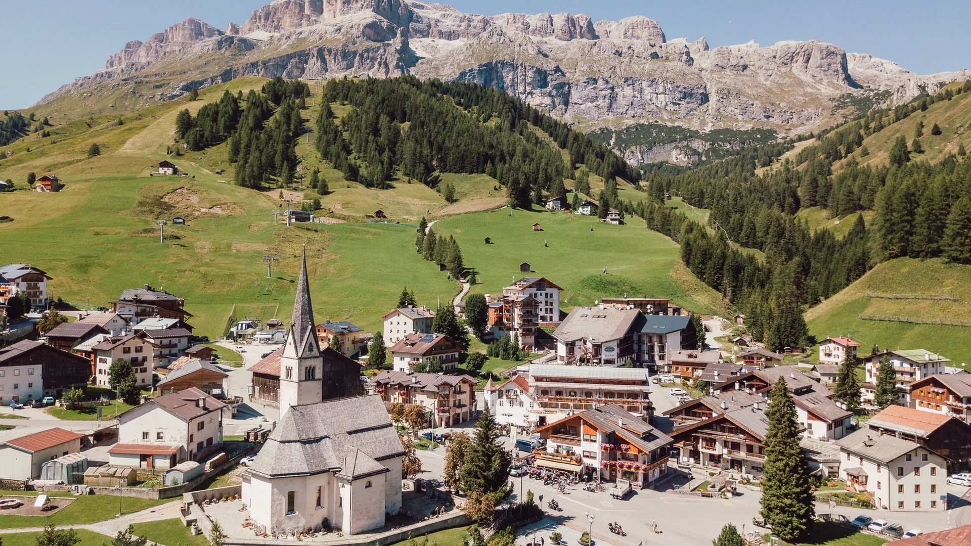 Il paese di Arabba ai piedi del Passo Pordoi