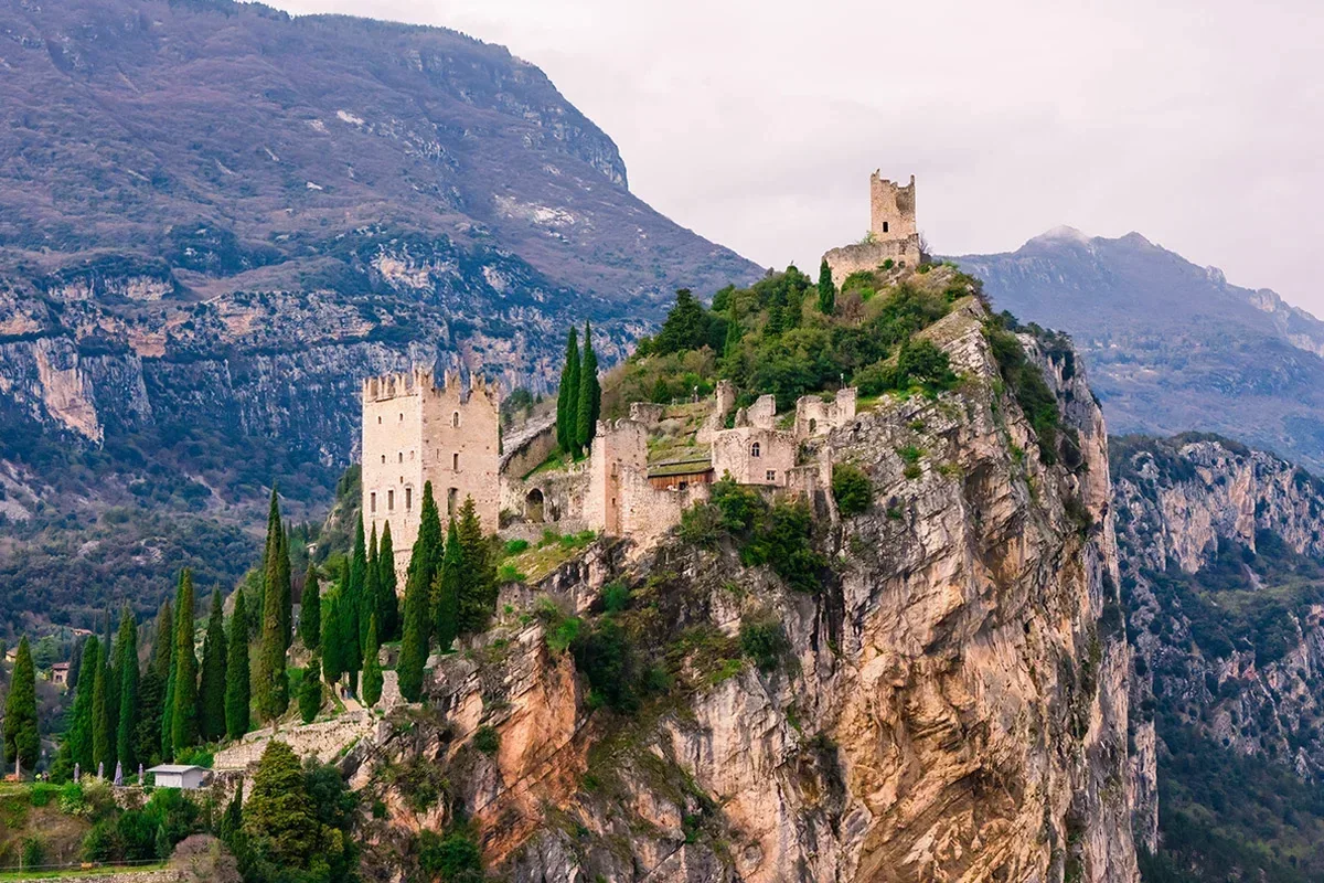 Il castello di Arco arroccato sulla rupe