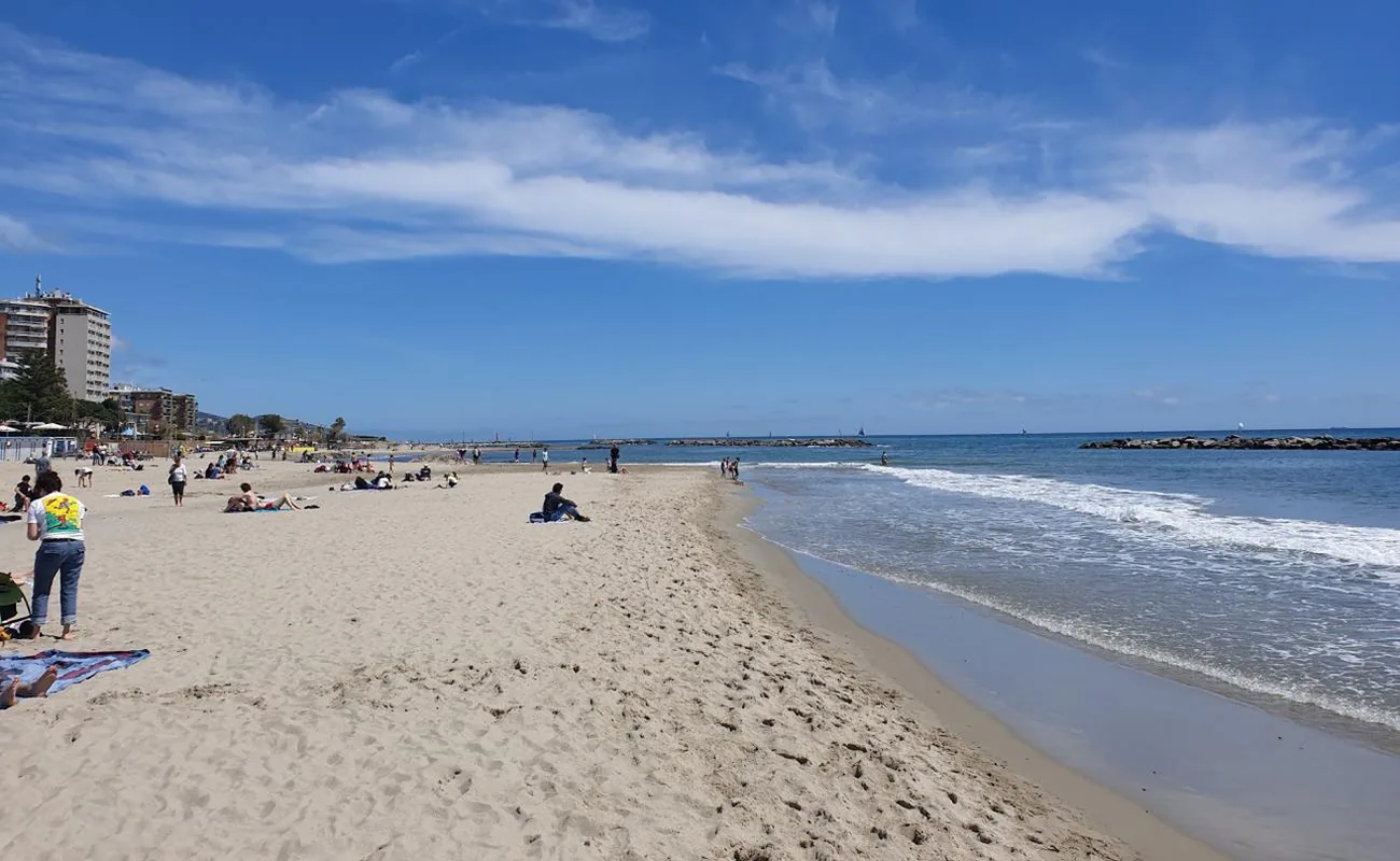 La spiaggia di Arma di Taggia con il mare della Riviera dei Fiori