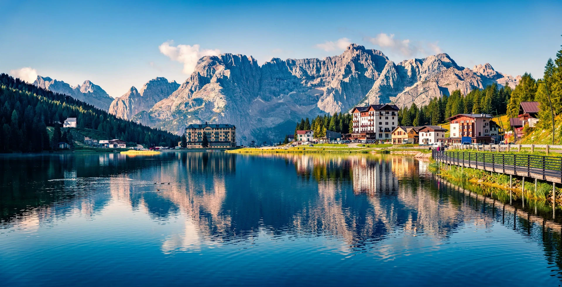 Il lago di Auronzo di Cadore con le Dolomiti sullo sfondo