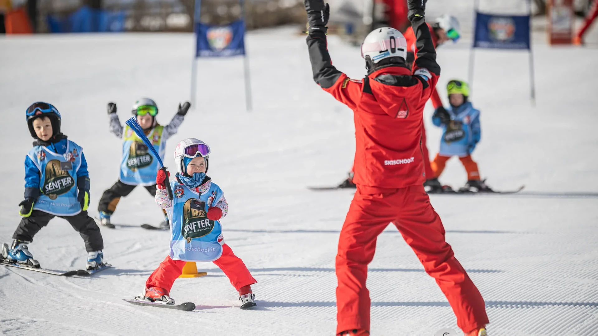 Bambini alla scuola di sci sulle piste delle Dolomiti