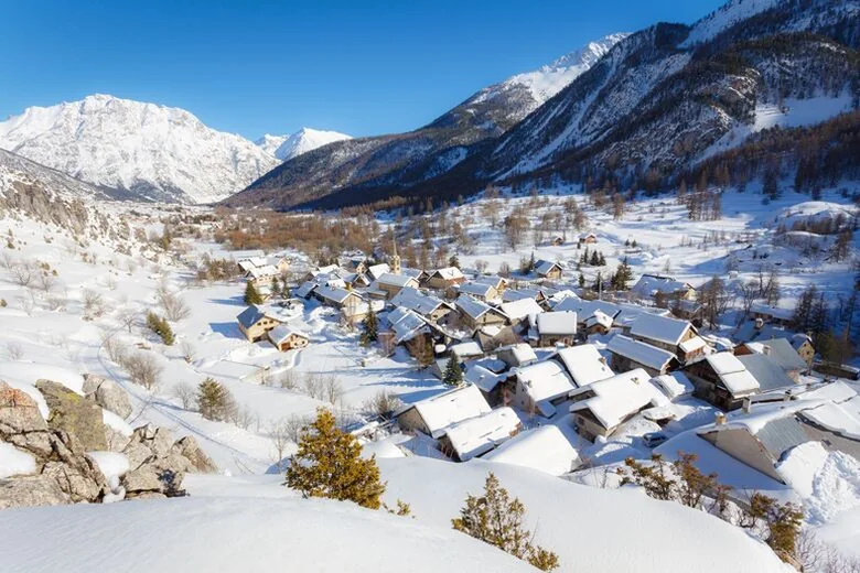 Bardonecchia, cittadina alpina in Val di Susa con il suo comprensorio sciistico