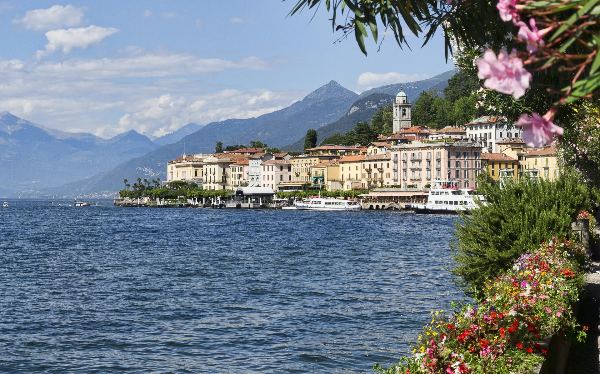 Bellagio vista dall'acqua con i suoi giardini affacciati sul lago
