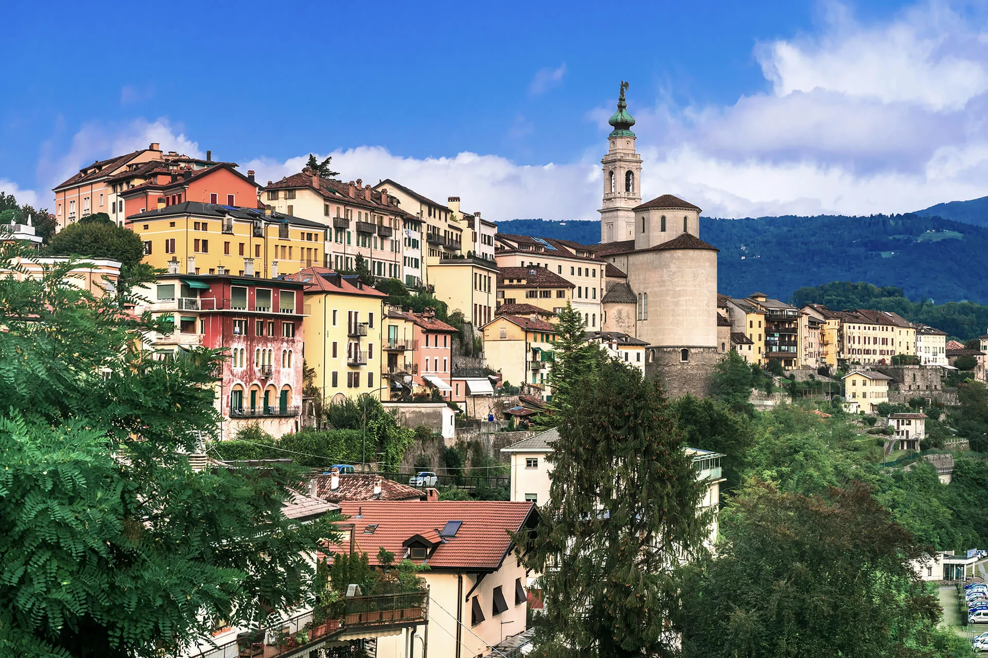 Il centro storico di Belluno con le Dolomiti sullo sfondo