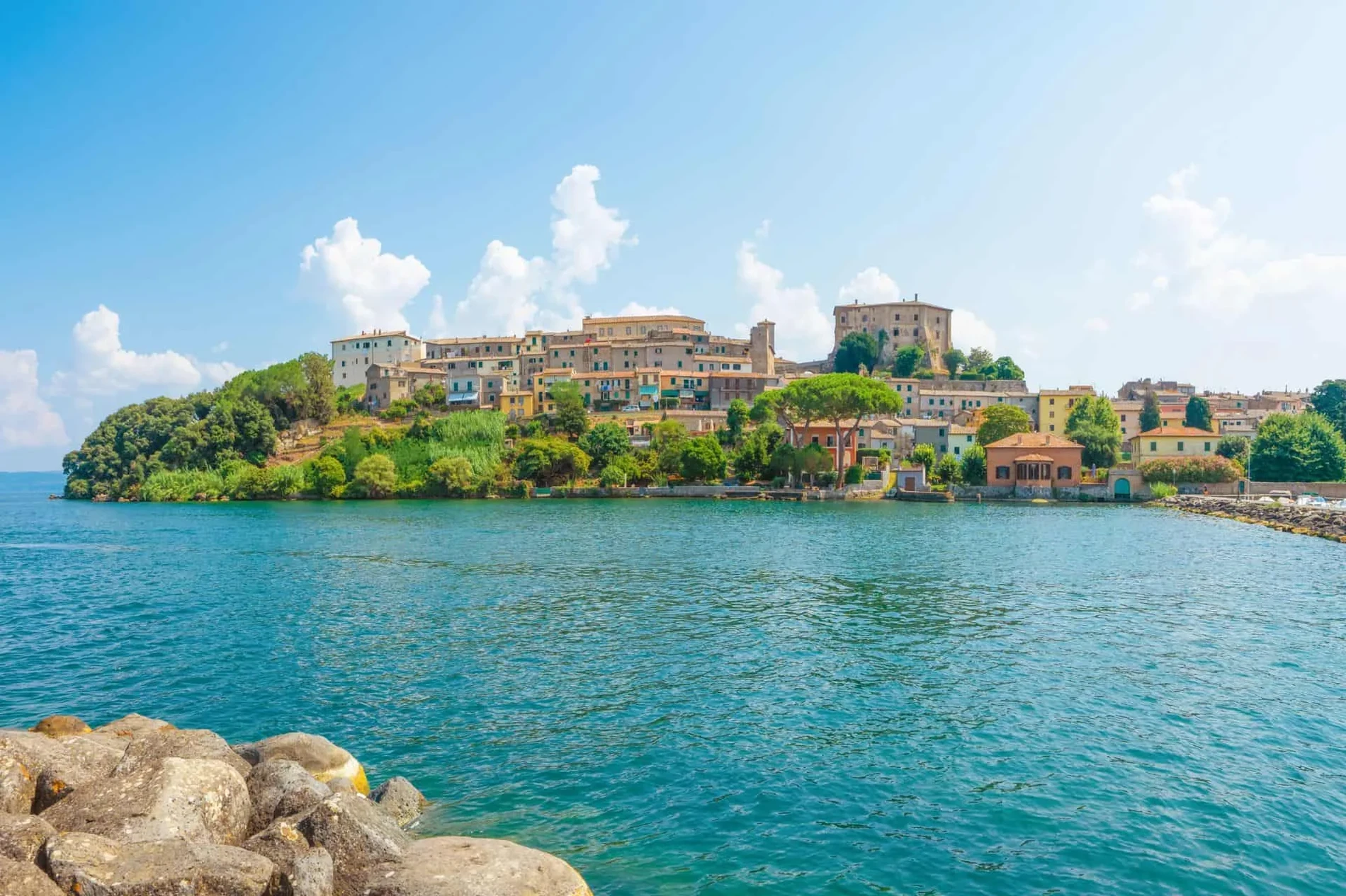 Il lago di Bolsena nella Tuscia, il più grande lago vulcanico d'Europa, meta ideale per le famiglie