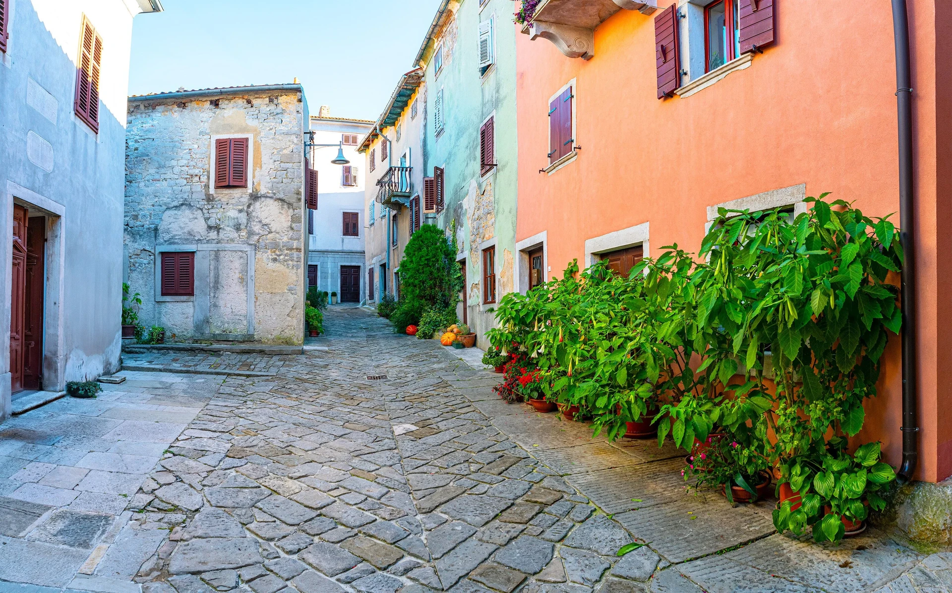 Il borgo di Borgio Verezzi con le case in pietra e il mare