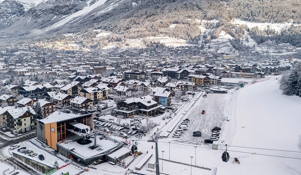 Il centro di Bormio con le piste innevate e le montagne dell'Alta Valtellina