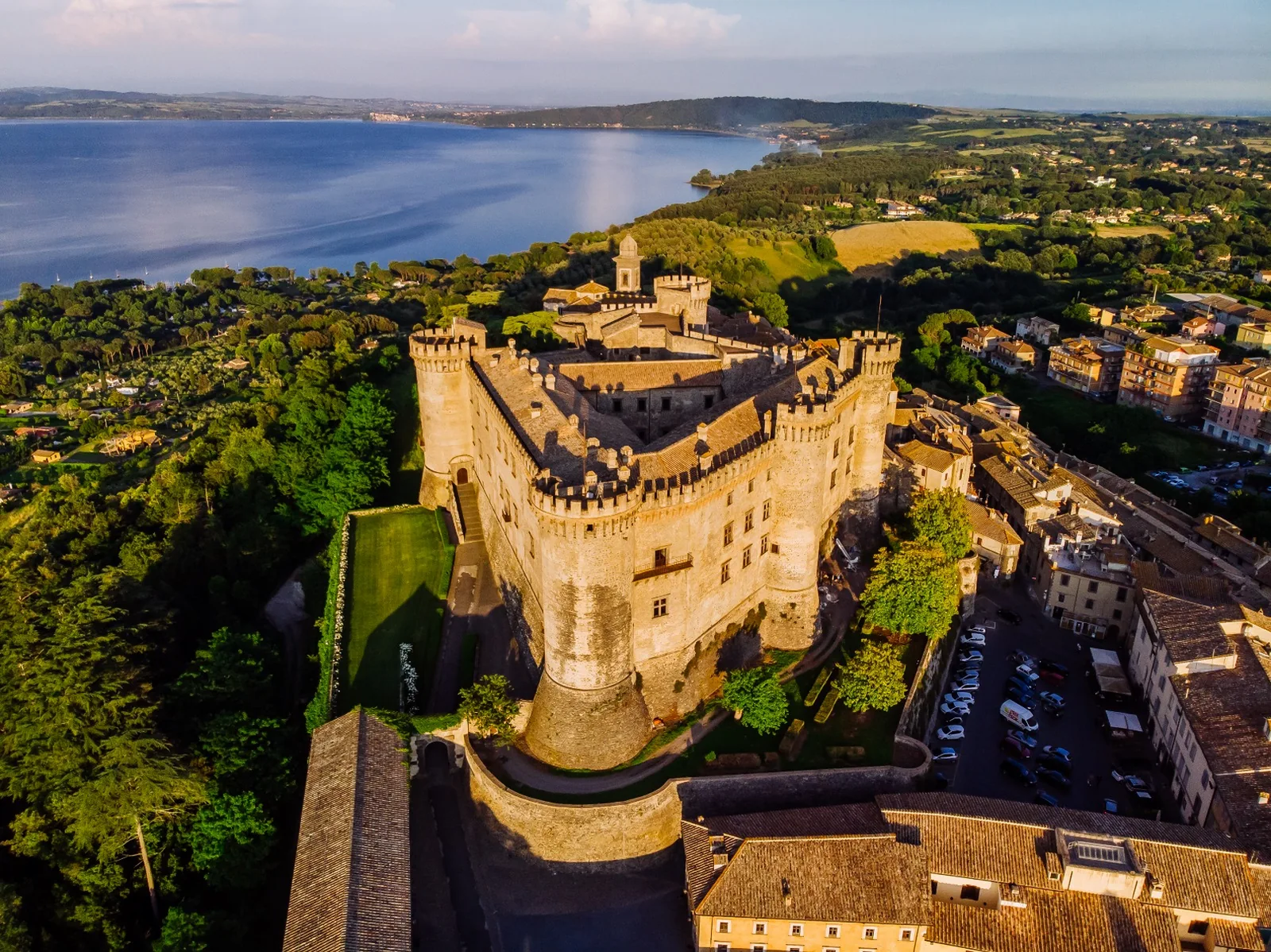 Bracciano e il castello Orsini-Odescalchi sul lago, a nord di Roma