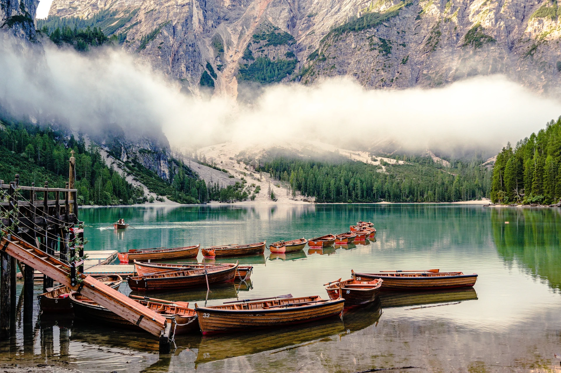 Il lago di Braies con le Dolomiti in estate