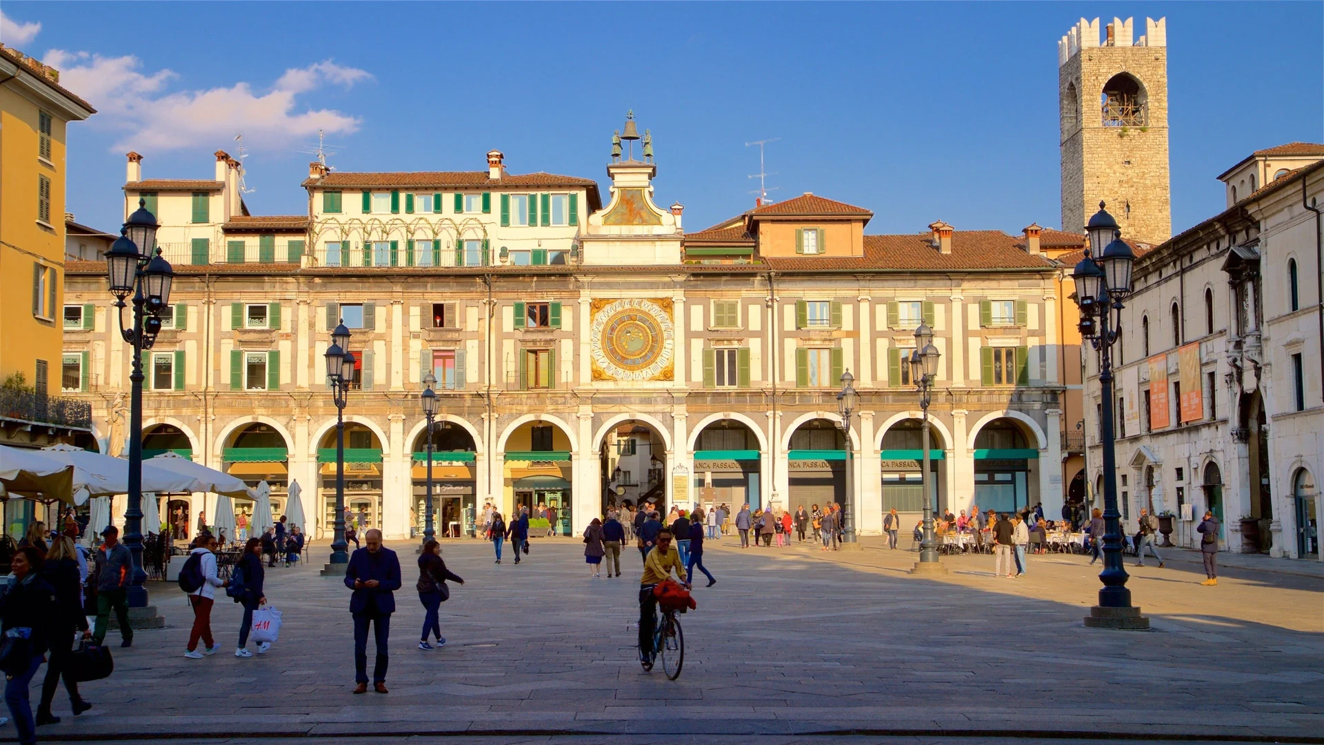 Piazza della Loggia a Brescia con il palazzo rinascimentale e la torre dell'orologio