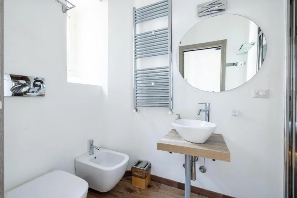 Bright Room – Private Bath – Center of Rome